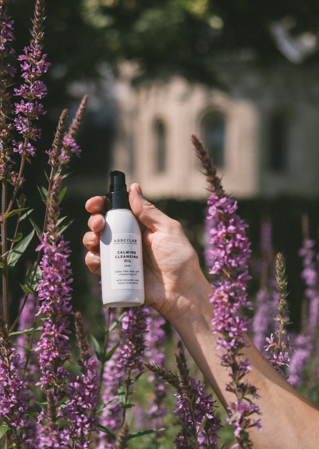 Lavendel om de gevoelige huid tot rust te laten komen, 100% natuurlijke huidverzorging die effectief werkt tegen onzuiverheden of een droge huid