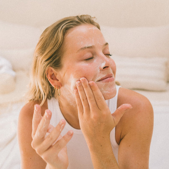 Natuurlijke gezichtsverzorging op basis van alleen maar natuurlijke ingrediënten. Deze duurzame, biologische handgemaakte producten zijn geschikt voor alle huidtypes, ook geschikt voor een natuurlijke behandeling van acne of eczeem