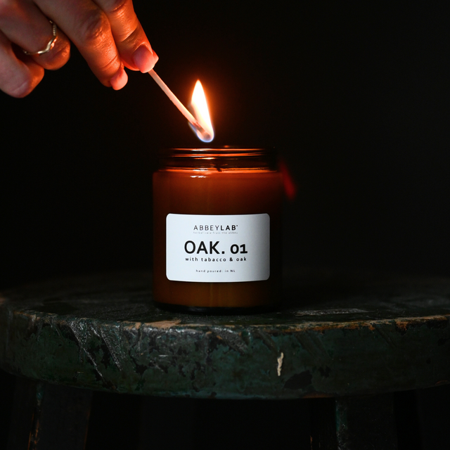 OAK. 01 | geurkaars | tabacco & oak | 180 ml