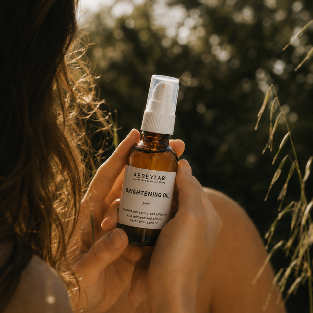 De Brightening Oil is een pure biologische eerste persing muskaatroosolie, speciaal ontwikkeld om de huid te verzachten en de teint zichtbaar egaler te maken. Deze krachtige, natuurlijke olie ondersteunt het herstelvermogen van de huid en helpt pigmentvlekjes en fijne lijntjes te verminderen.