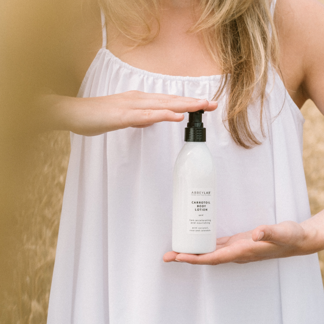 AbbeyLab CarrotOil Body Lotion – Voedende bodylotion met wortelolie om je teint te behouden en je huid te laten stralen (250 ml)