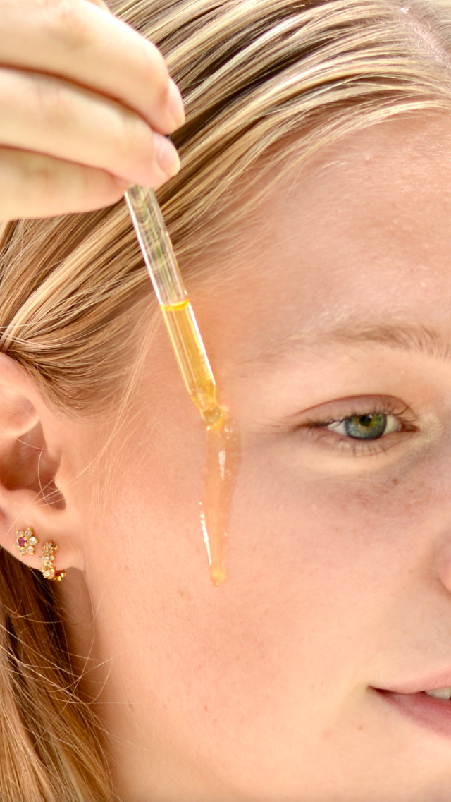 AbbeyLAB Moisture Miracle Oil. Diep verzorgende huidolie die snel intrejt en de huid verzorgt en laat stralen zonder vettig aan te voelen.