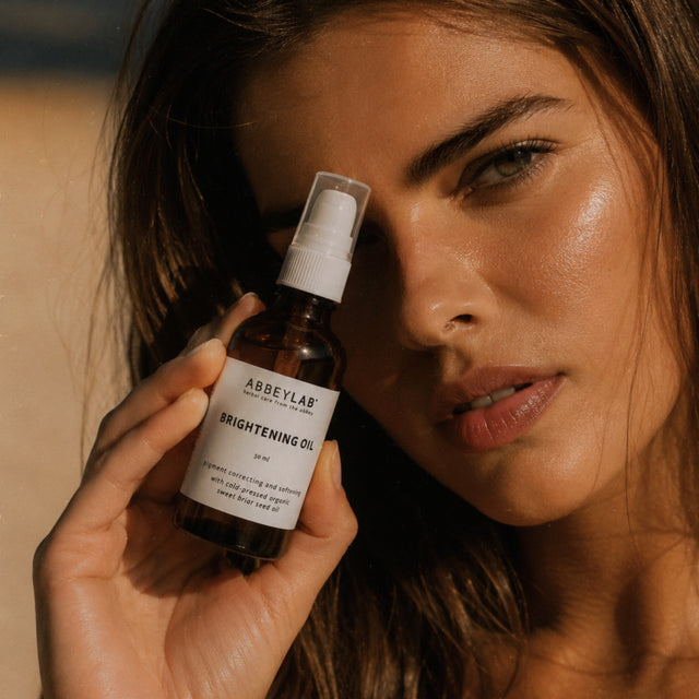 De Brightening Oil is een pure biologische eerste persing muskaatroosolie, speciaal ontwikkeld om de huid te verzachten en de teint zichtbaar egaler te maken. Deze krachtige, natuurlijke olie ondersteunt het herstelvermogen van de huid en helpt pigmentvlekjes en fijne lijntjes te verminderen. 